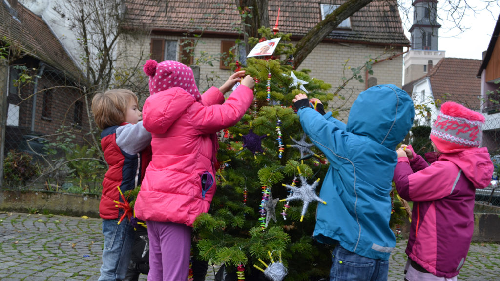 kleiner-baum-wir-schmuecken-einen-weihnachtsbaum-polymerfm-fechenheimer-weihnachtsmarkt